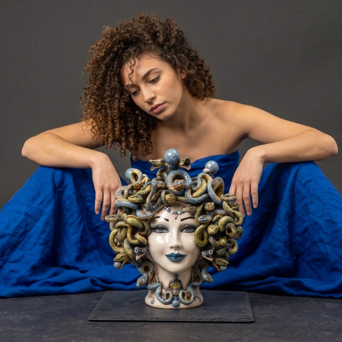 Testa Medusa h 30 cm - Madreperla Antichizzato, Perline Blu | Ceramica Caltagirone