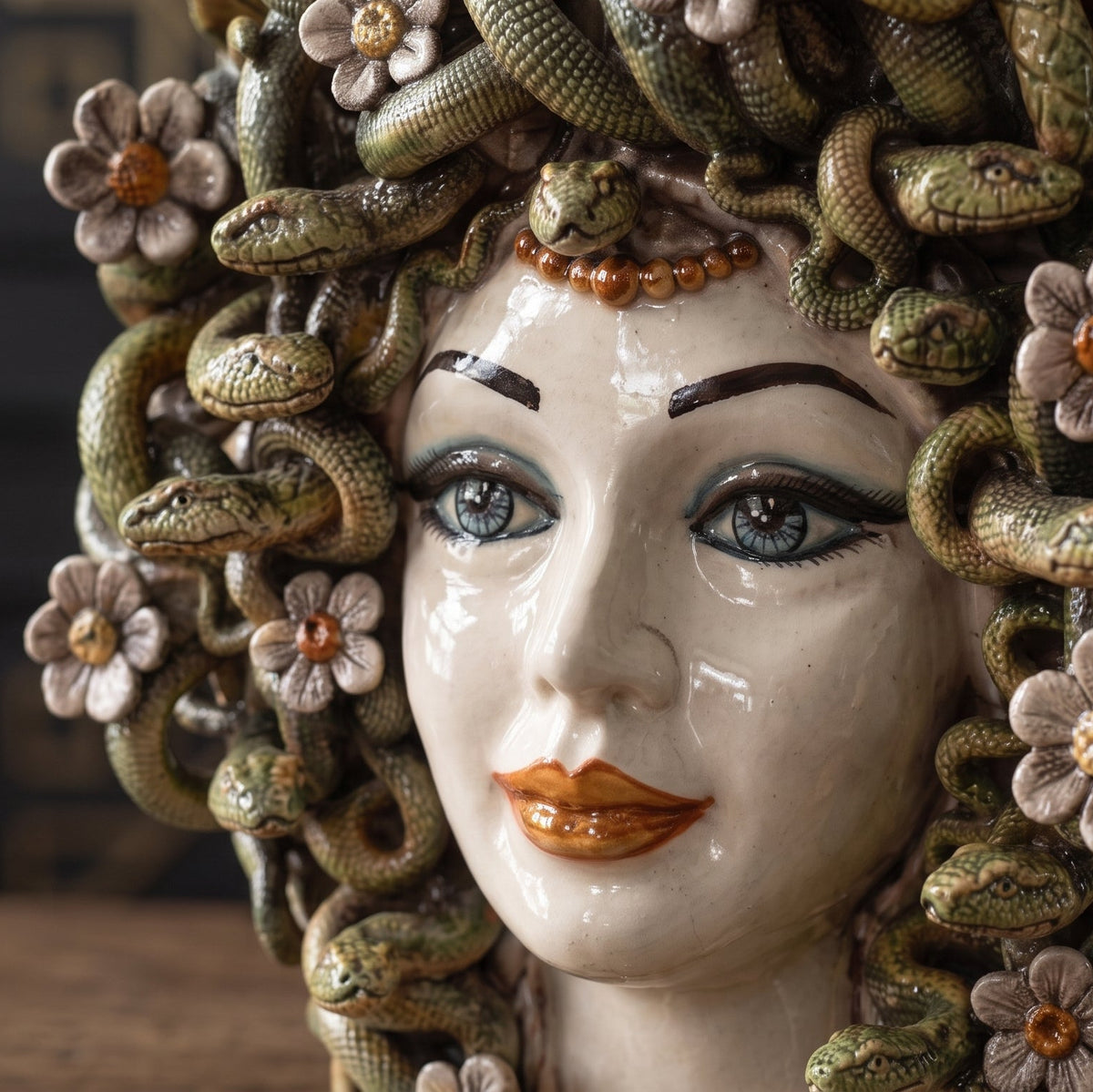 Testa Medusa con fiori h 38 cm - Madreperla Antichizzato Oro e Lustri | Ceramica Caltagirone