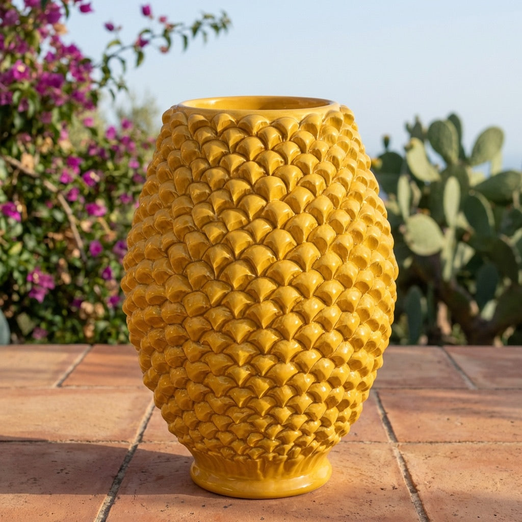 Vaso pigna panciuto senape artigianale in ceramica di Caltagirone modellata a mano