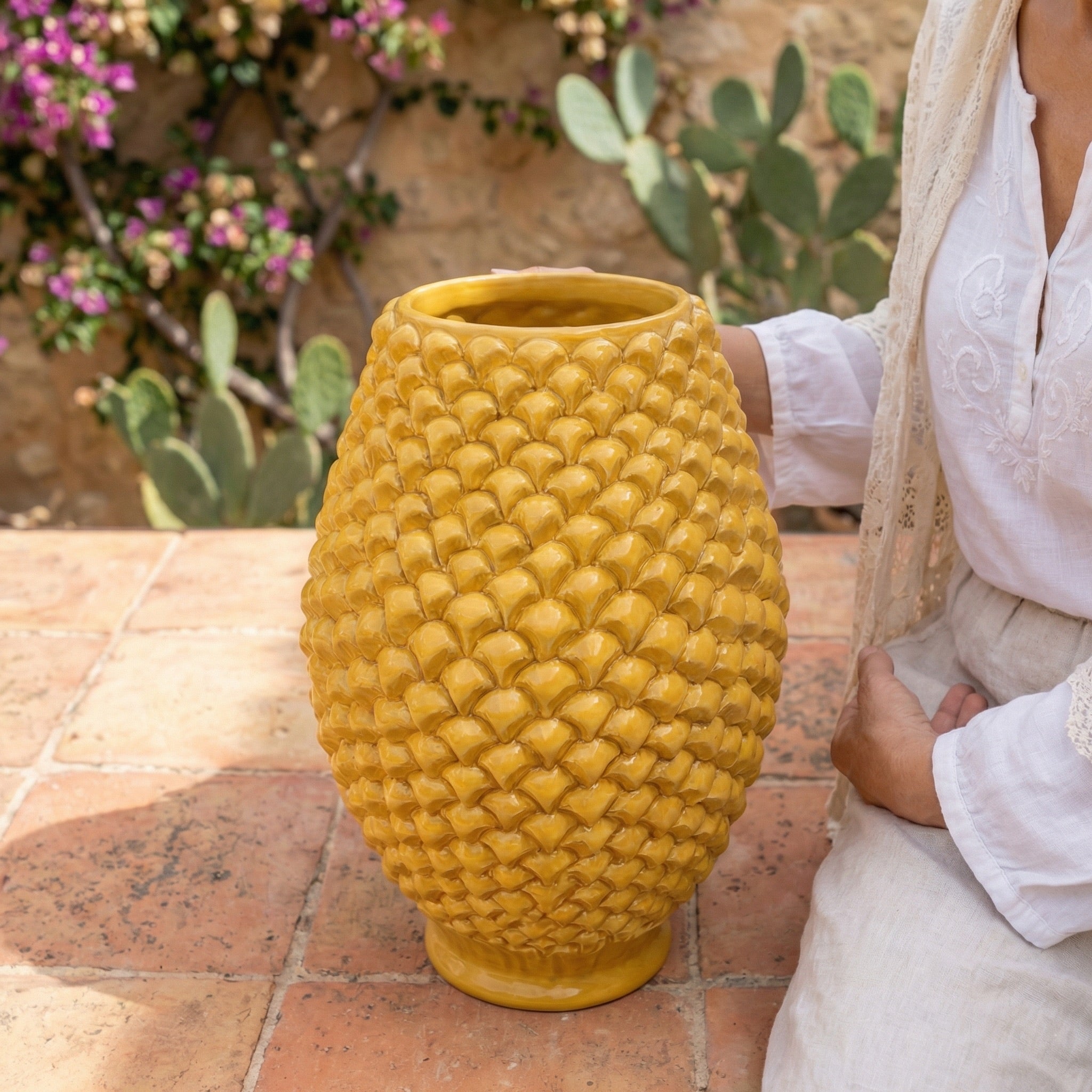 Vaso pigna panciuto senape artigianale in ceramica di Caltagirone modellata a mano