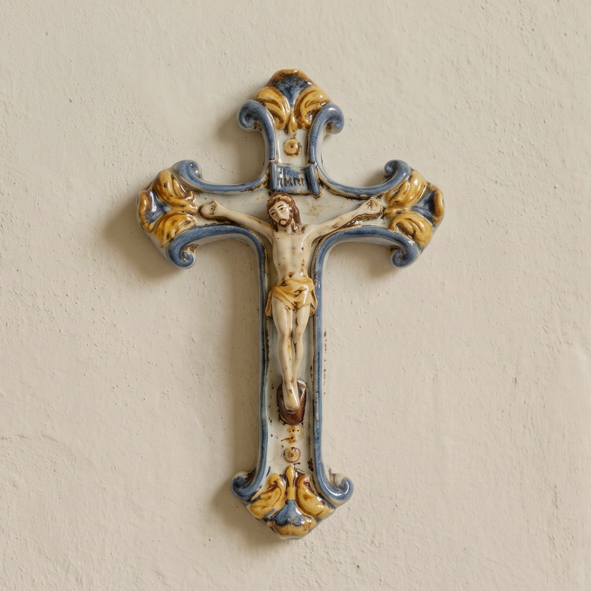 Crocifisso in Ceramica di Caltagirone 16×24 cm - Blu e Arancio