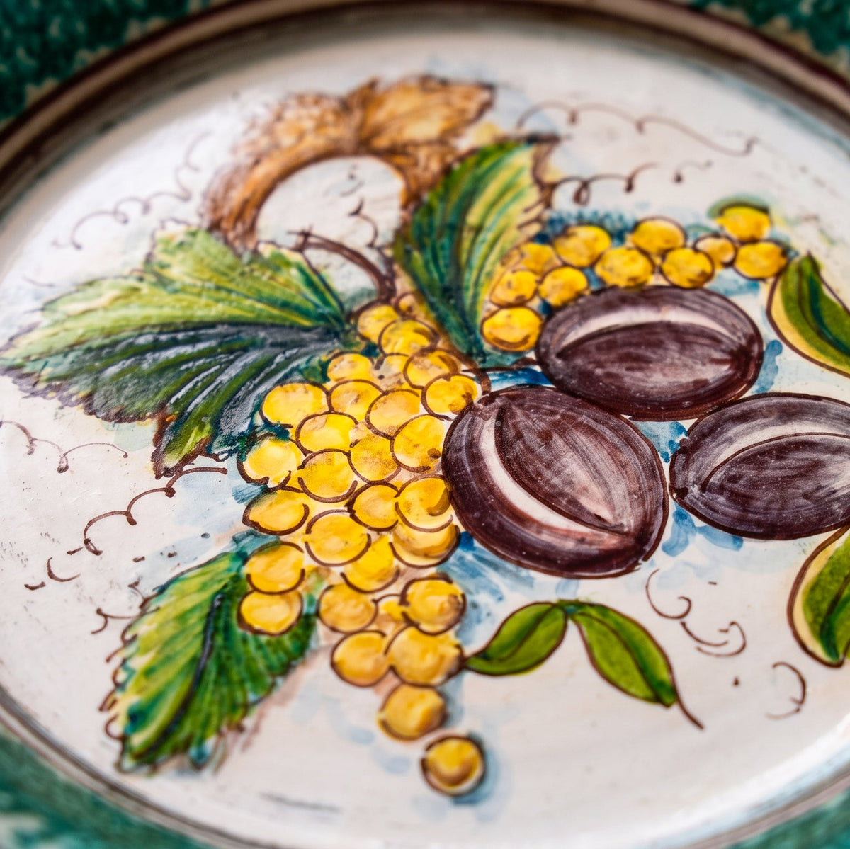 Fangotto in Ceramica di Caltagirone Ø 25/30/35 cm - Uva Gialla e Prugne, Antiche Riproduzioni