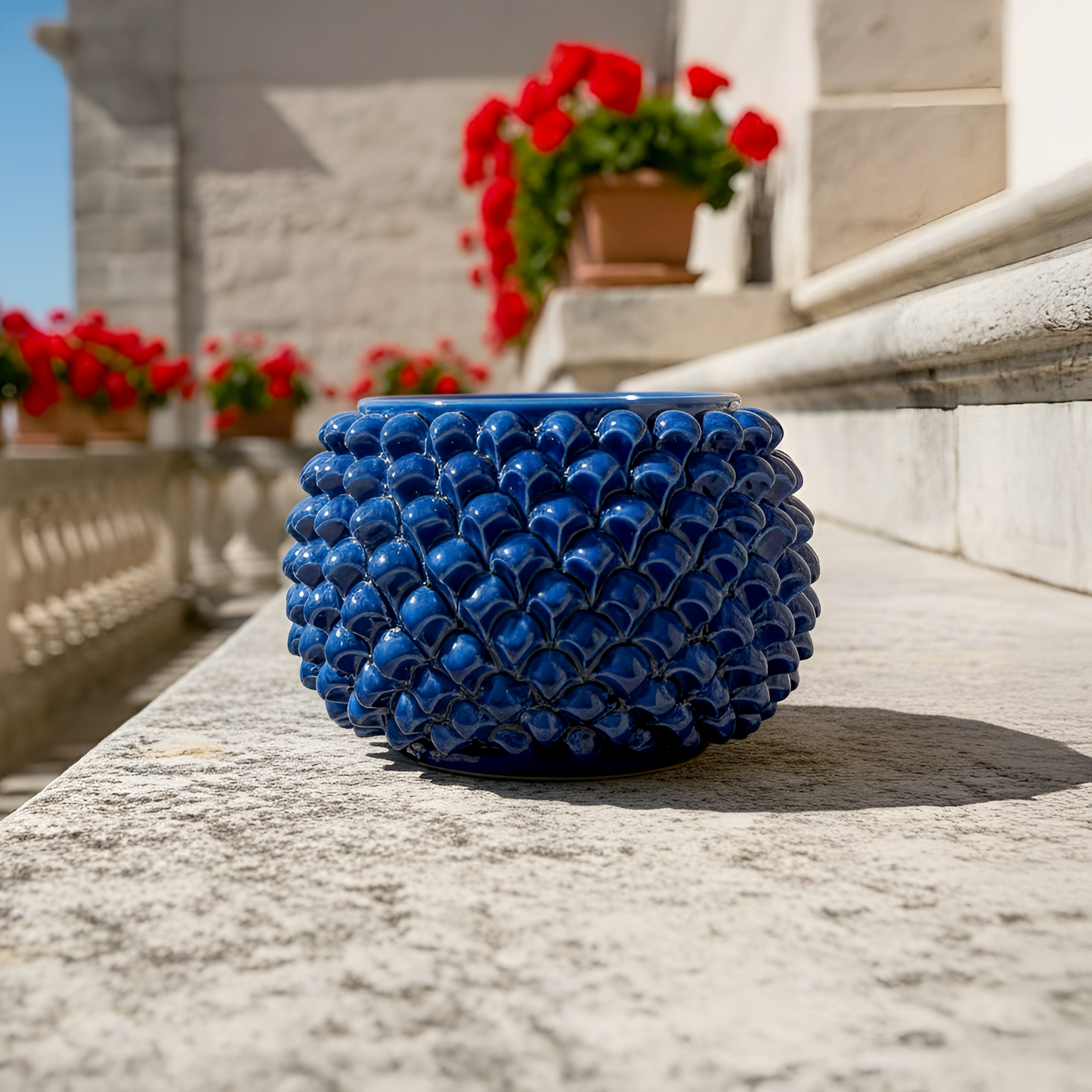 Vaso mezza pigna s/piede blu intenso in ceramica di Caltagirone