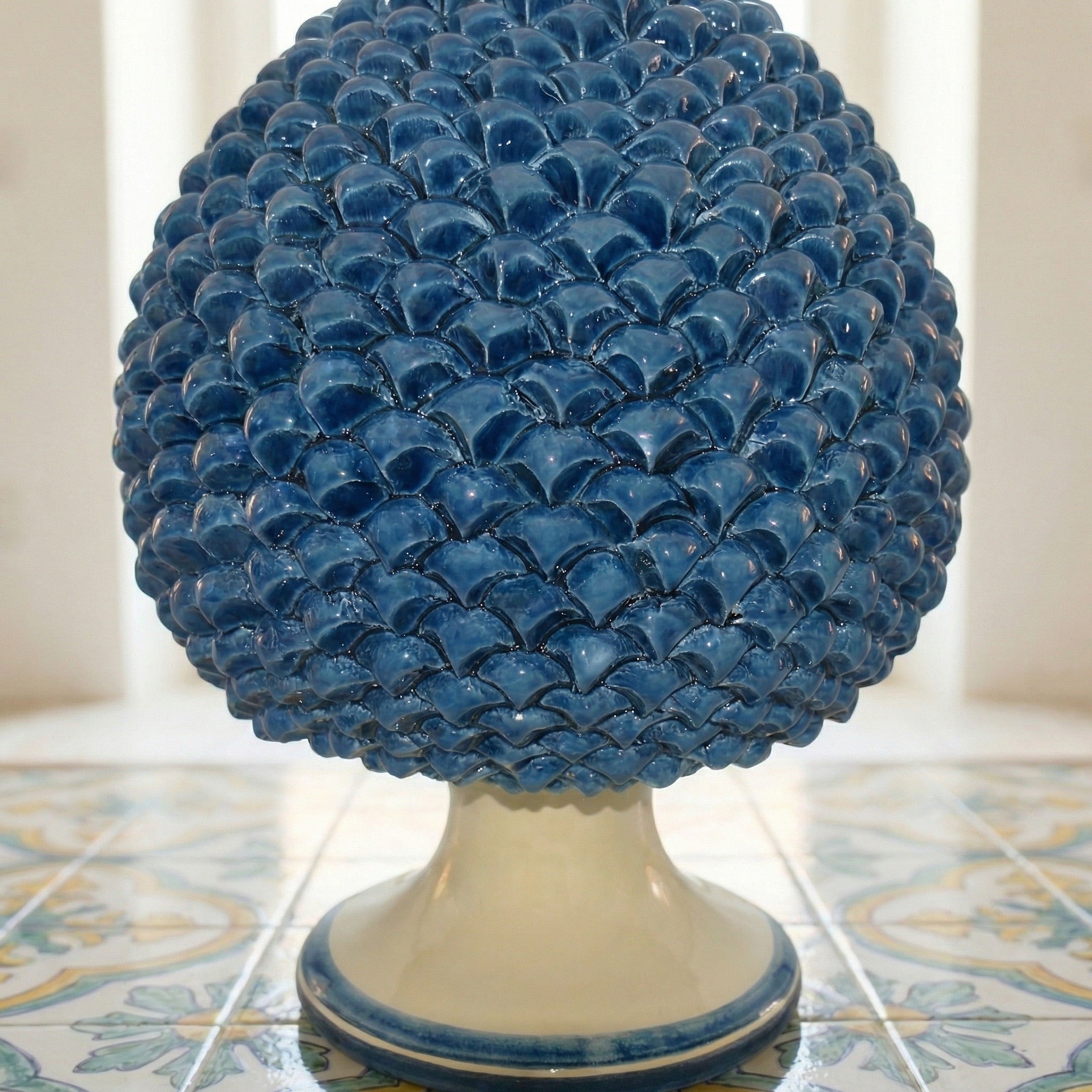 Pigna artigianale di Caltagirone modellata a mano altezza 15/40 mono blu