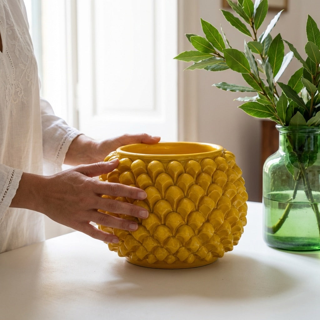 Vaso mezza pigna s/piede senape in ceramica di Caltagirone
