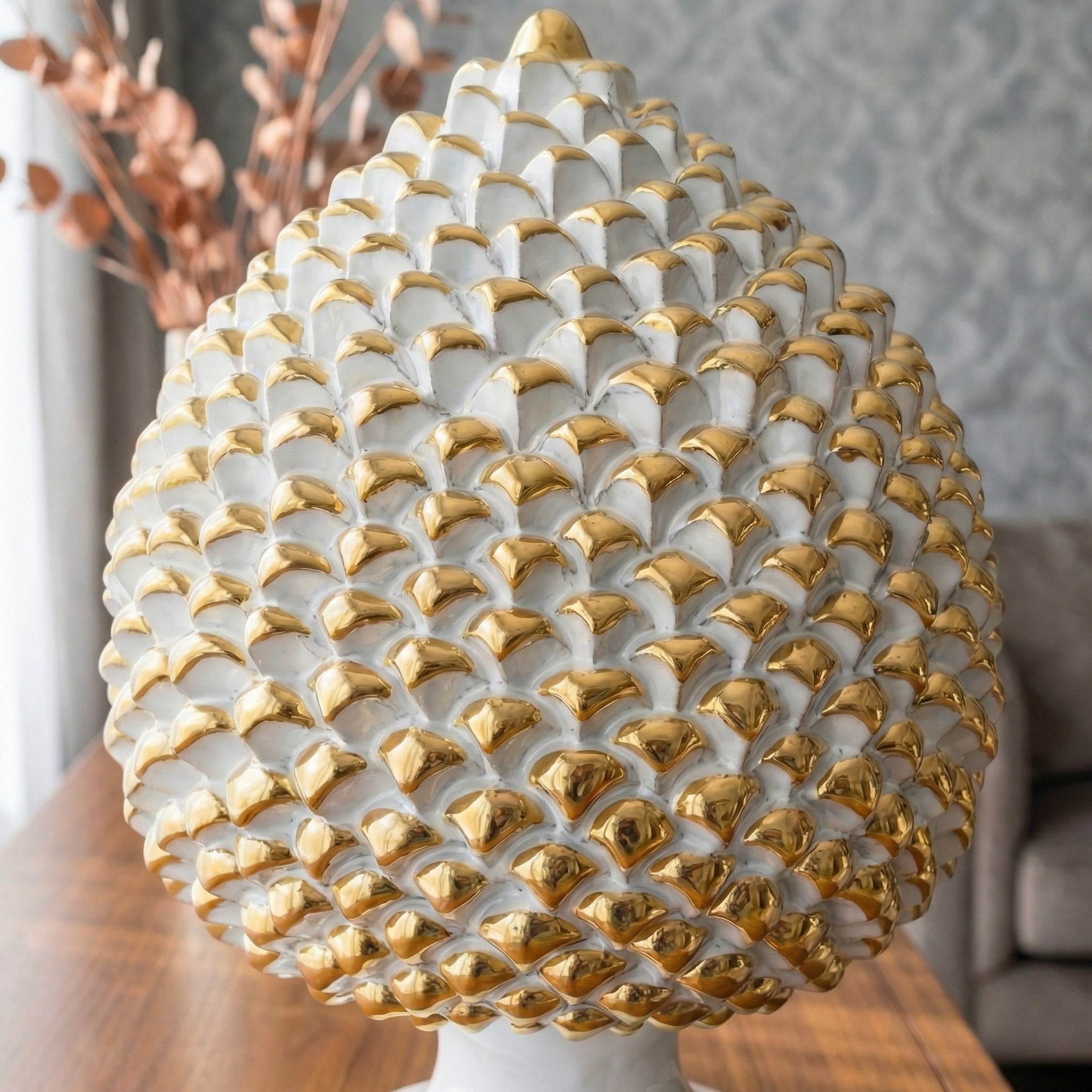 Pigna artigianale di Caltagirone con oro zecchino modellata a mano altezza 30 white Gold