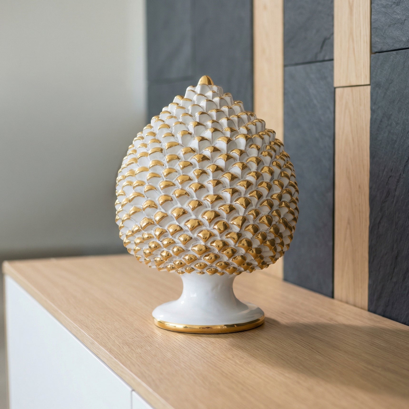 Pigna artigianale di Caltagirone con oro zecchino modellata a mano altezza 30 white Gold