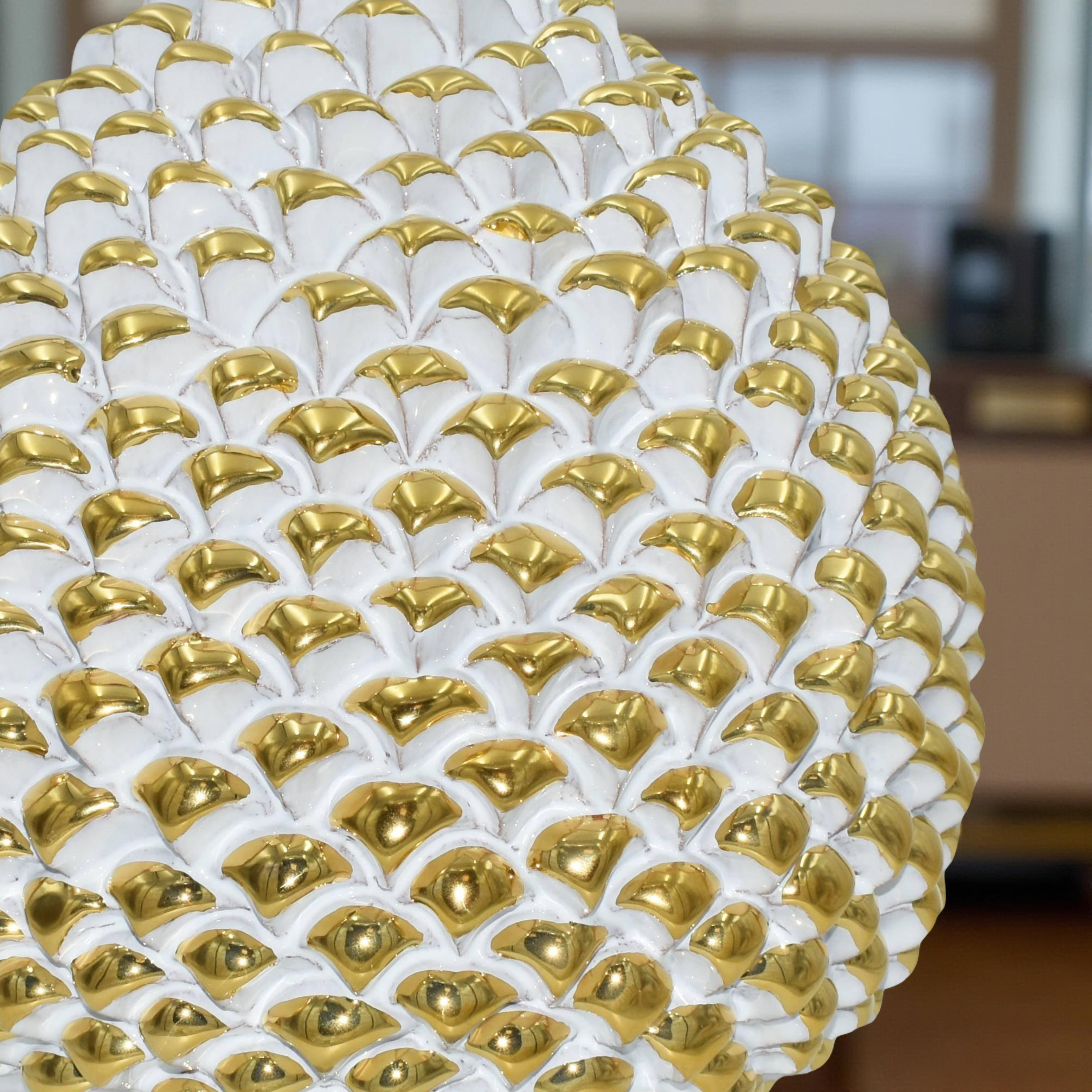 pigna ceramica Caltagirone bianca e oro, ceramiche Caltagirone fatti a mano Sofia