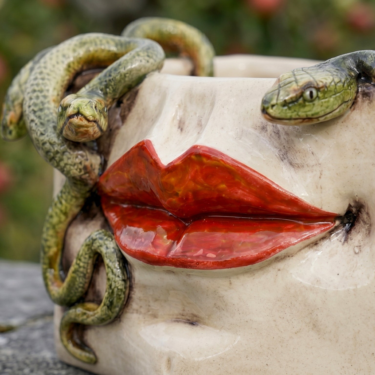 Scatola Medusa in Ceramica di Caltagirone — Labbra Oro e Lustri, Serpenti Applicati, Madreperla Antichizzato