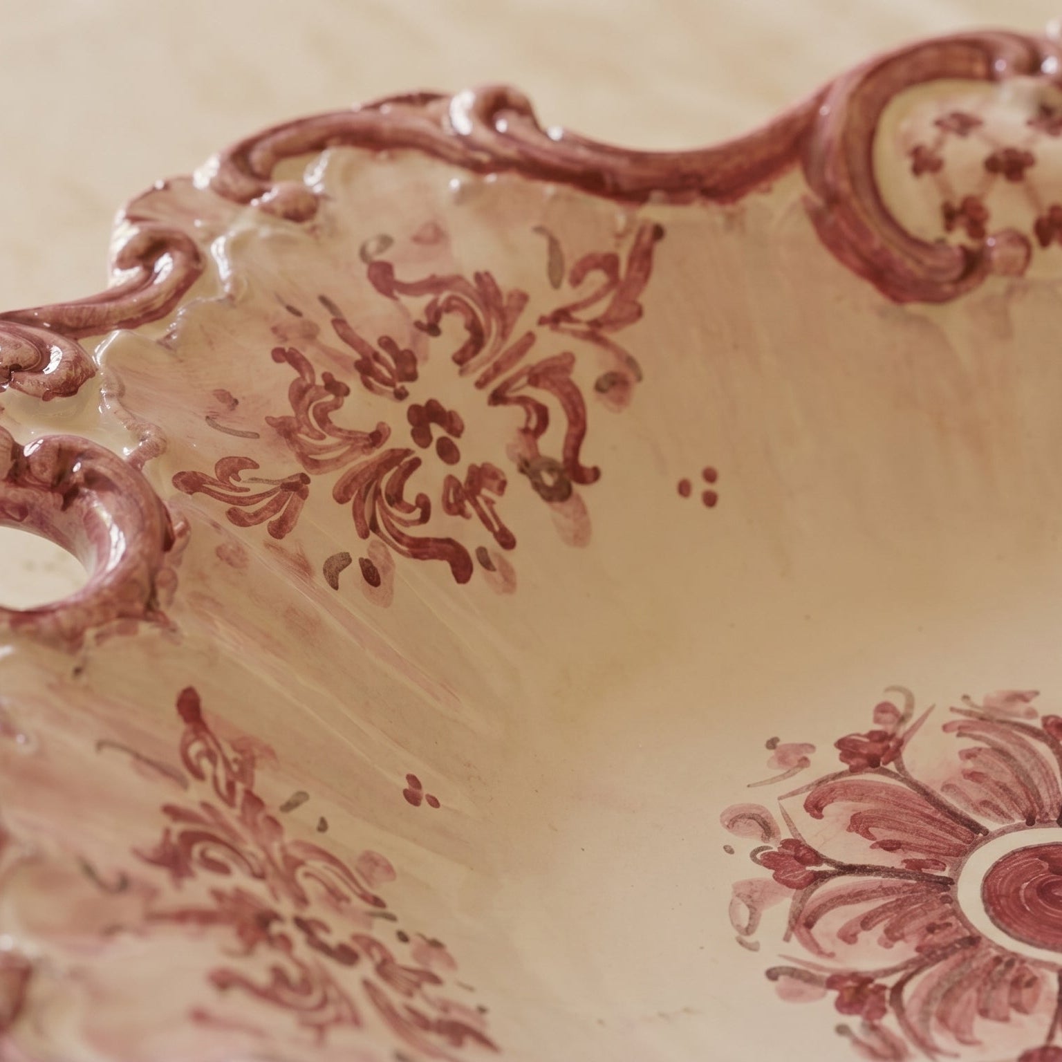 Centrotavola Barocco in Ceramica di Caltagirone 38×33 cm — Mono Bordeaux, Serie d'Arte