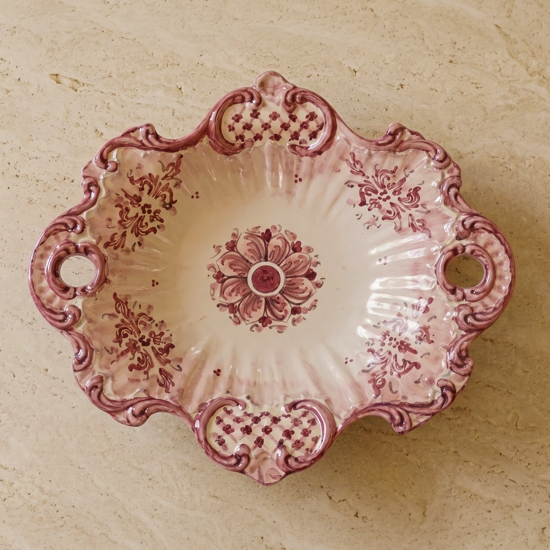 Centrotavola Barocco in Ceramica di Caltagirone 38×33 cm — Mono Bordeaux, Serie d'Arte