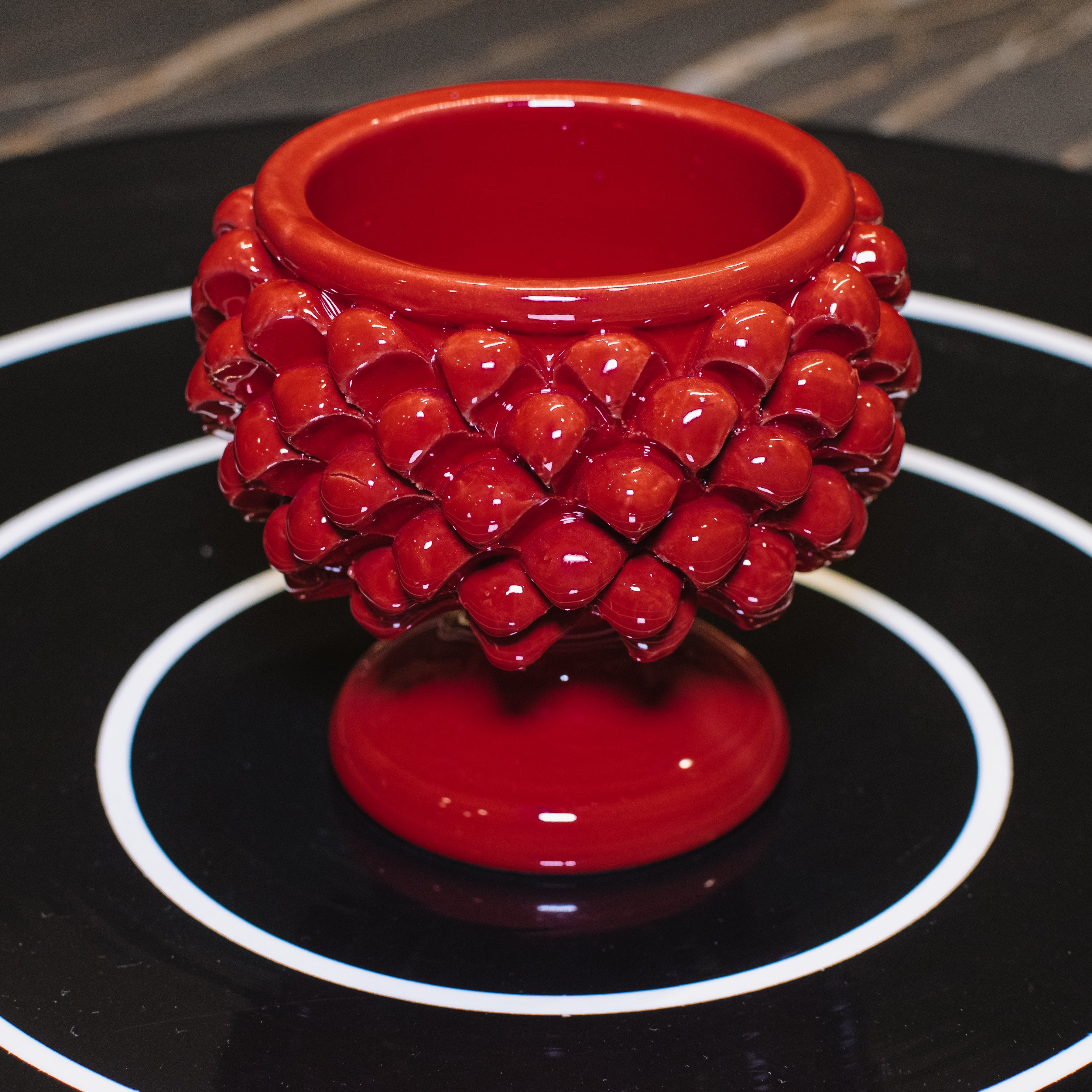 Vaso mezza pigna rosso fuoco in ceramica di Caltagirone