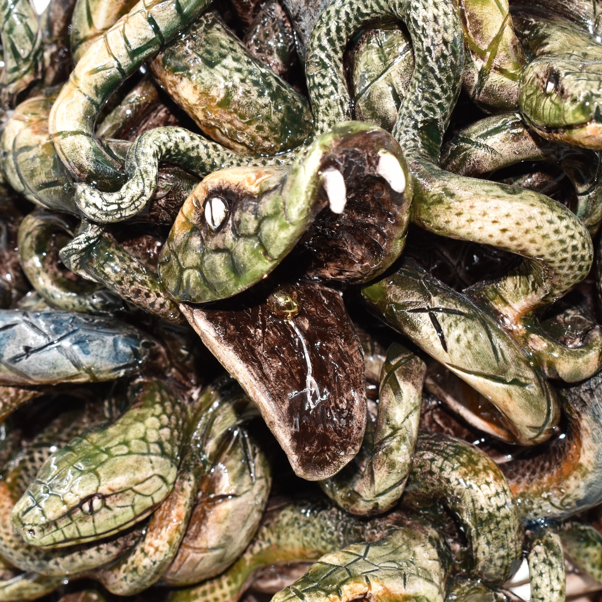 Testa Medusa h 48 madreperla antichizzato oro e lustri