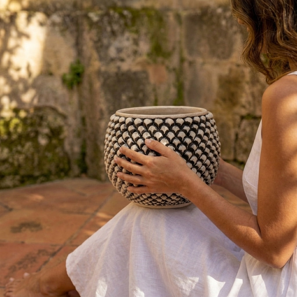 Vaso mezza pigna s/piede madreperla antichizzato in ceramica di Caltagirone