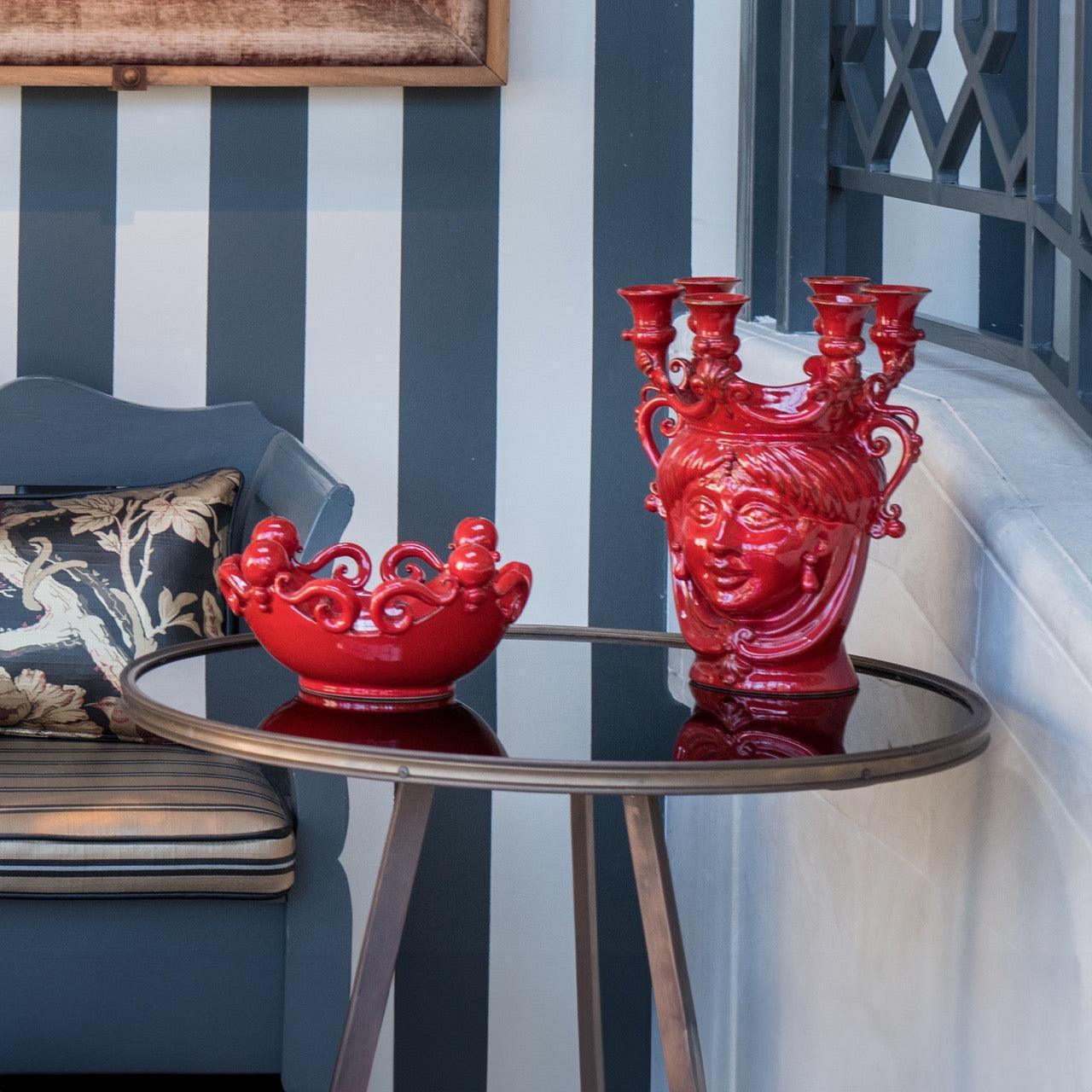 Centrotavola e candeliere rossi ceramiche caltagirone fatti a mano stile moderno su tavolino.