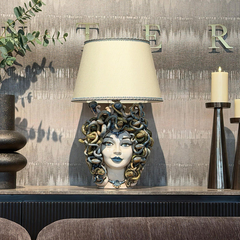 Lume a Testa Medusa Femmina in Ceramica di Caltagirone - Eleganza e Mito