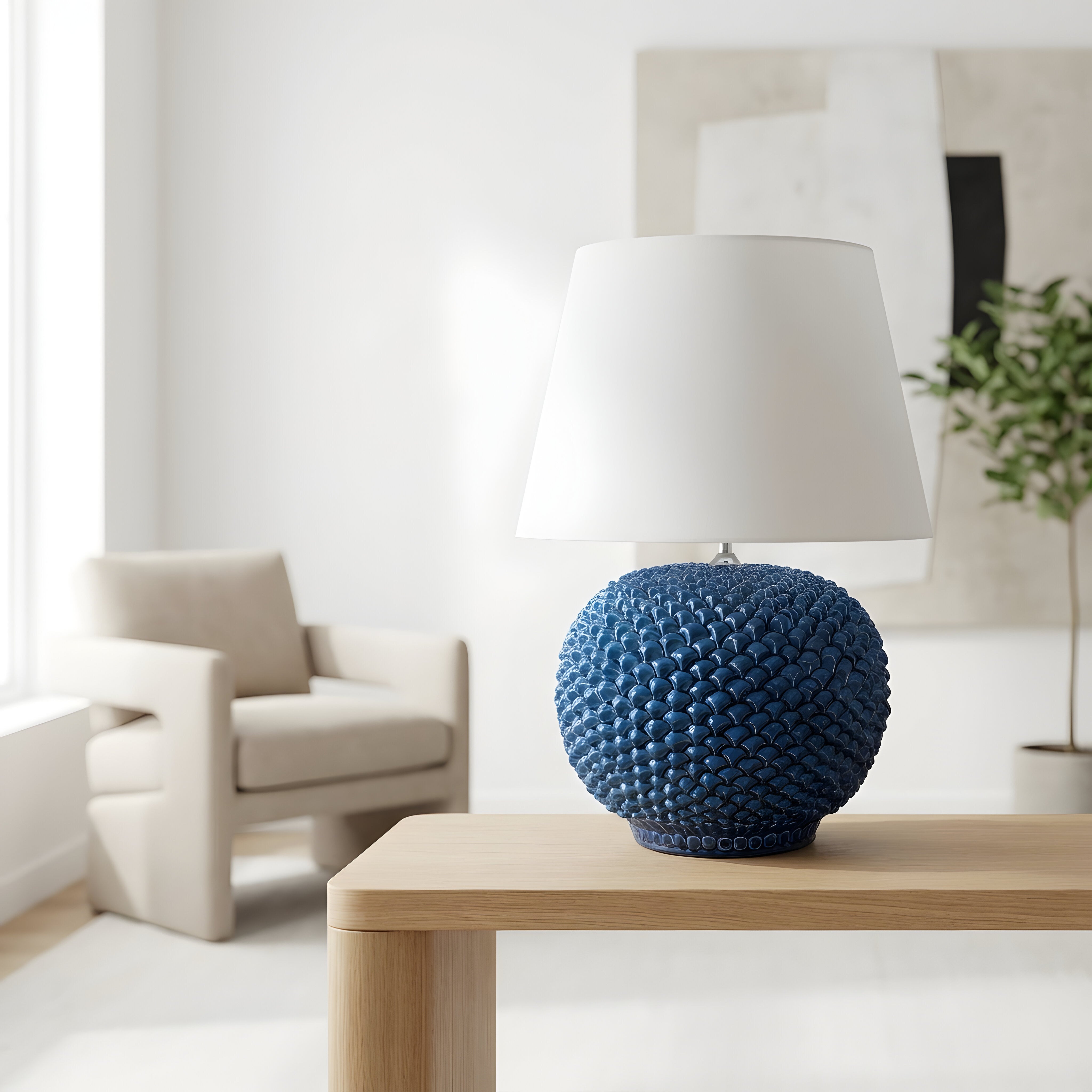 Lampada in ceramica Caltagirone fatti a mano blu su tavolo in soggiorno moderno