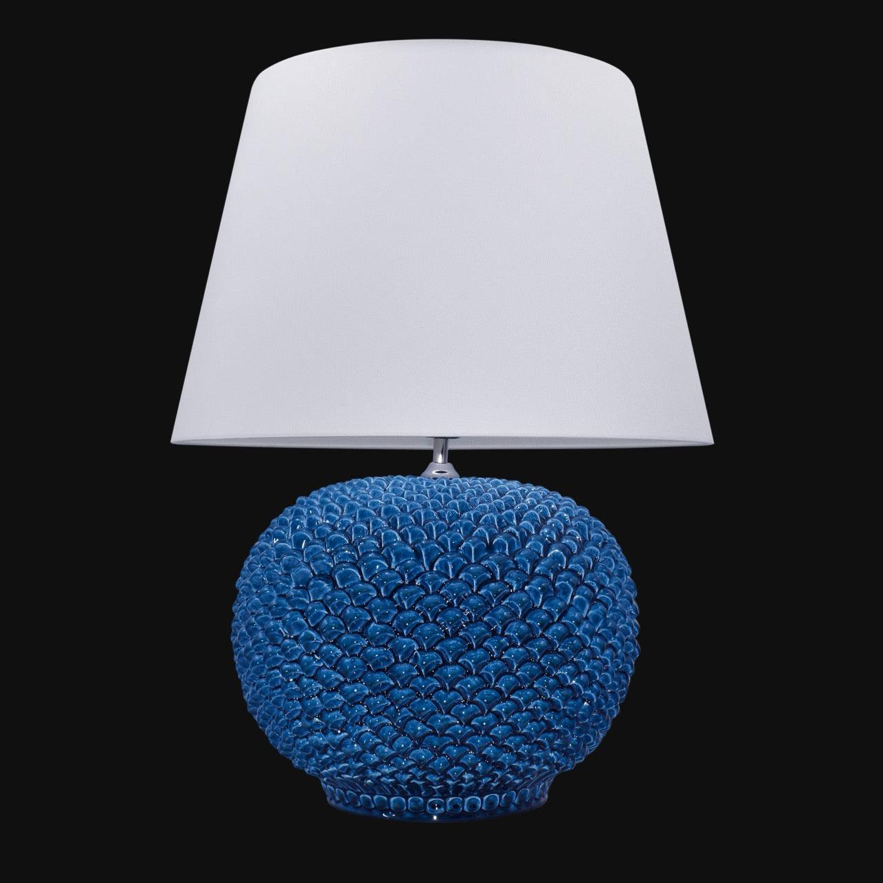 Lampada da tavolo moderna con base in ceramica blu a pigna, paralume bianco, ceramiche Caltagirone fatti a mano