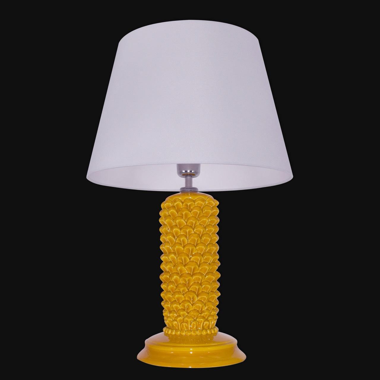 Lume cilindrico senape in ceramica di Caltagirone fatti a mano con base pigna e paralume bianco.