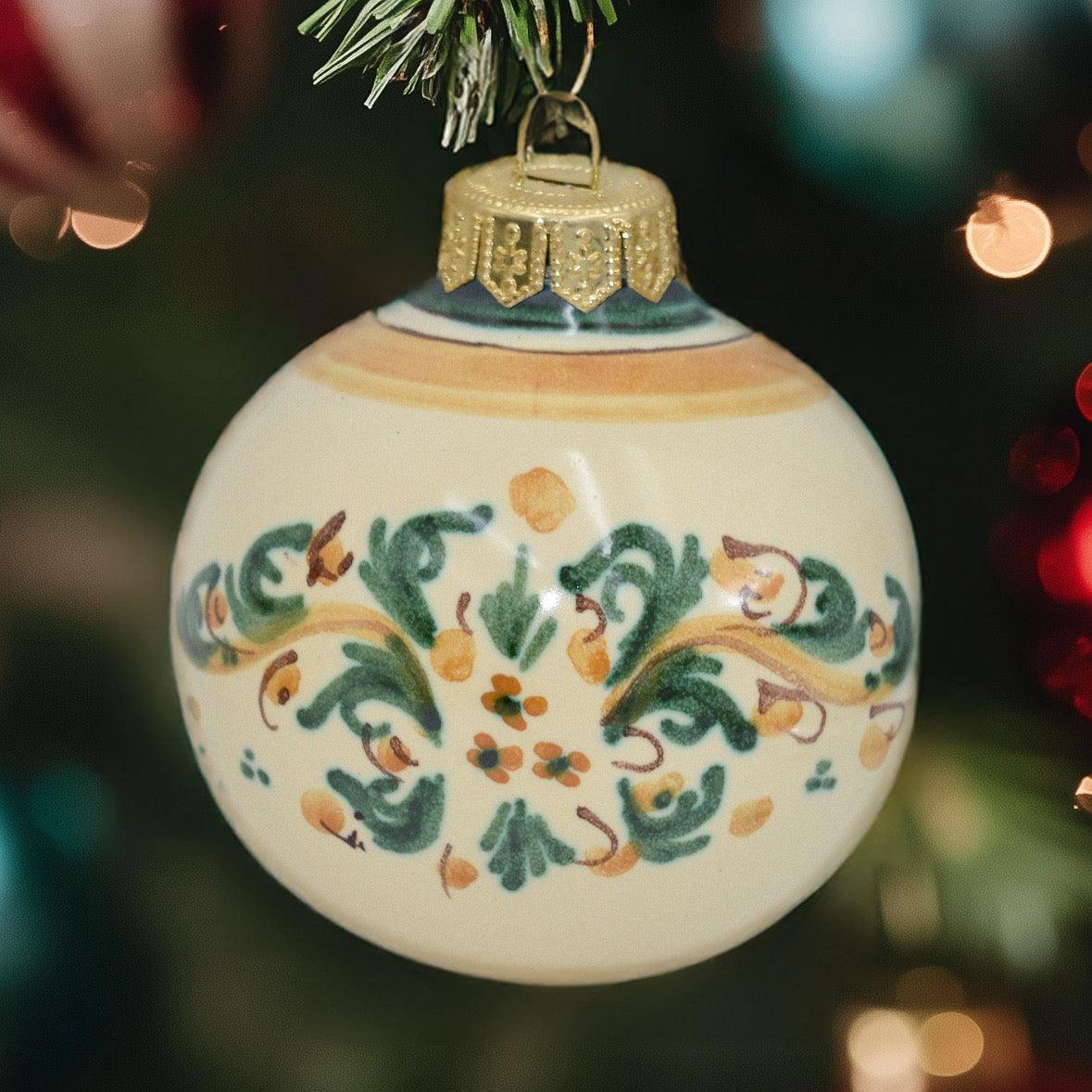 Pallina natalizia in ceramica fatta a mano decorata con motivi verdi e arancio, ceramiche Caltagirone