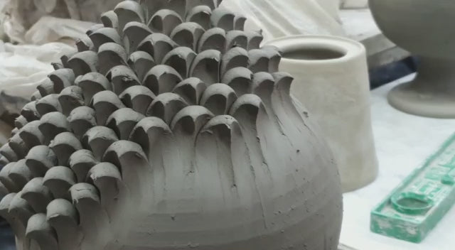 Lavorazione della pigna in ceramica di Caltagirone interamente fatta a mano