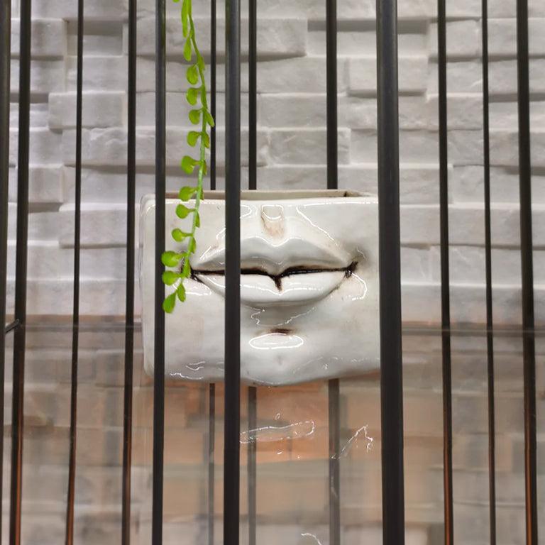 Scatola in ceramica artistica di Caltagirone con espressione labbra madreperla antichizzato, fatta a mano