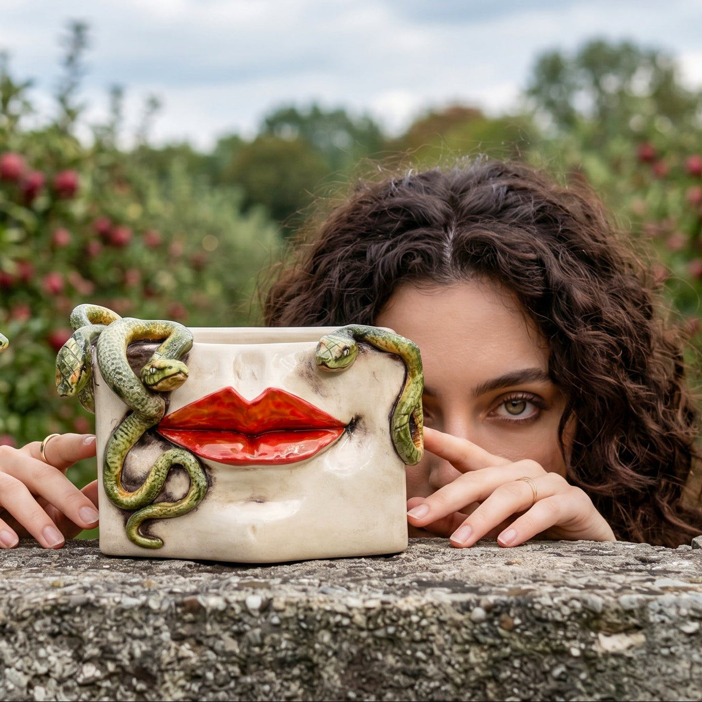 Scatola Medusa in Ceramica - Labbra Oro e Lustri, Serpenti Applicati, Madreperla Antichizzato