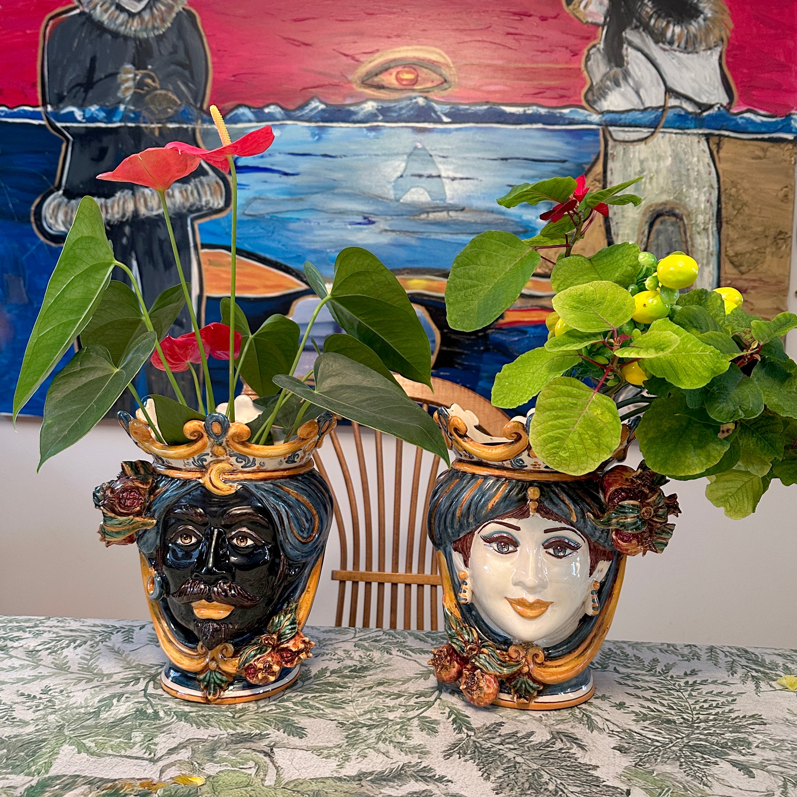 due vasi in ceramica Caltagirone fatti a mano con teste di uomo e donna decorati con fiori e frutti colorati