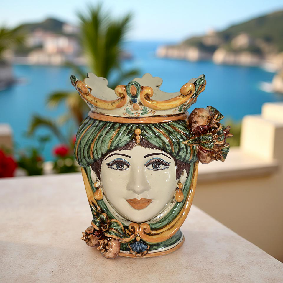 Ceramiche Caltagirone fatti a mano vaso testa di donna con corona e dettagli floreali sullo sfondo mare