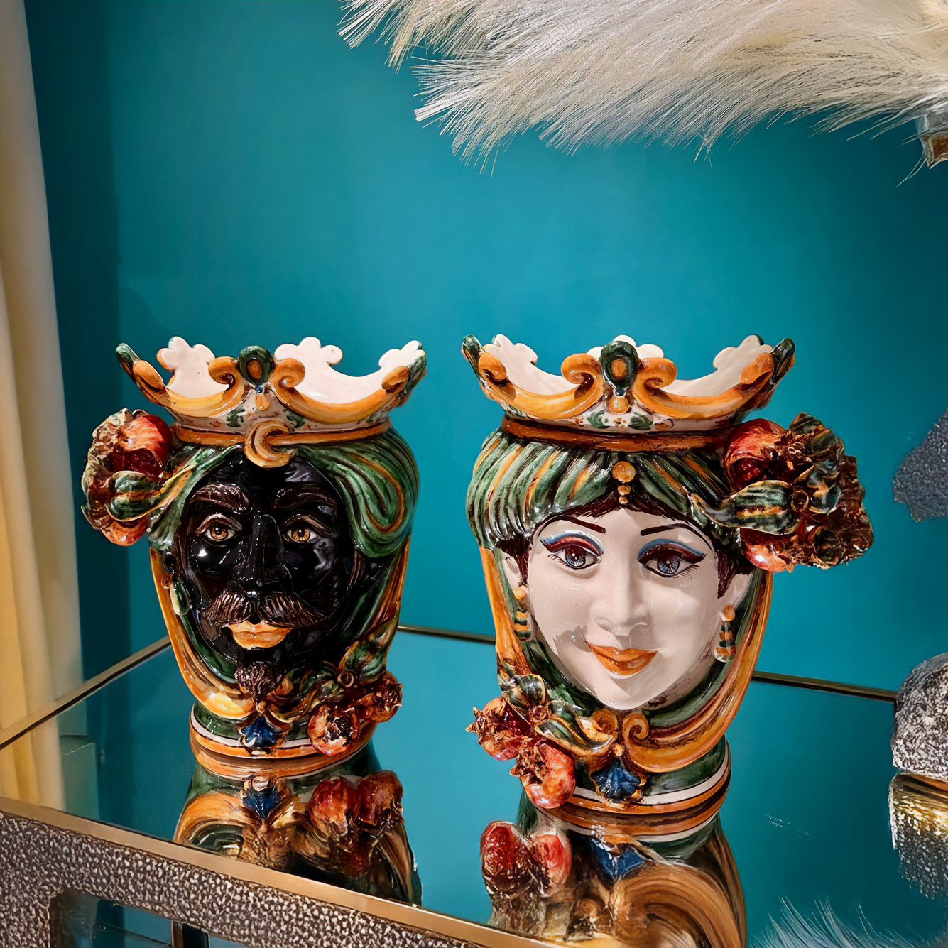Testa di moro in ceramica di Caltagirone, coppia fatta a mano con corona, verde e arancio