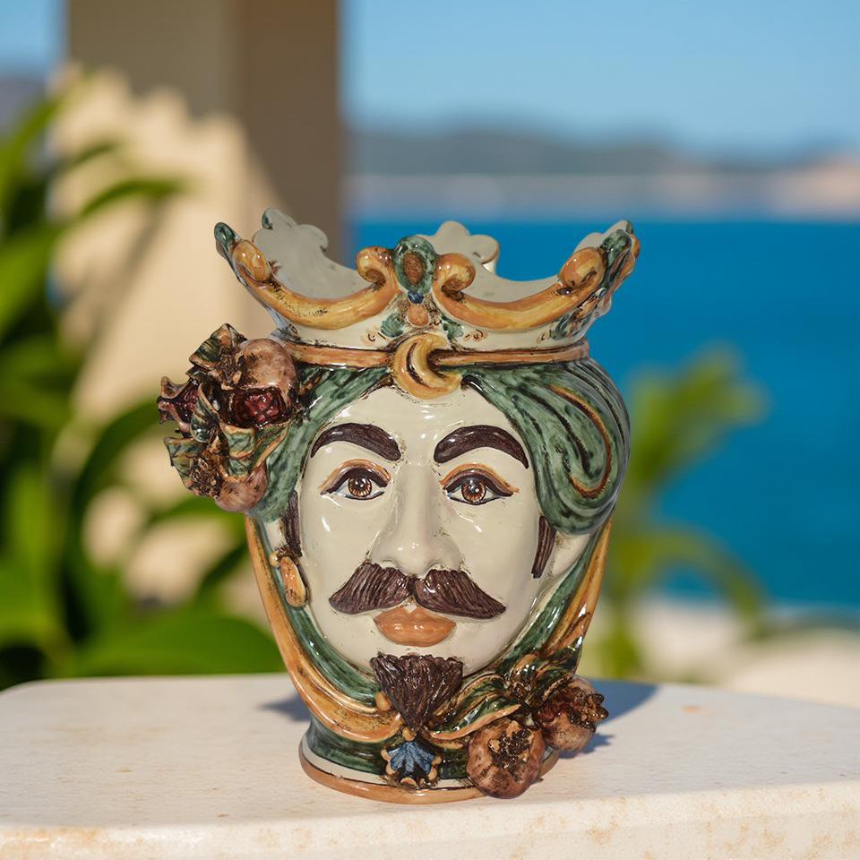 Testa di moro ceramica Caltagirone fatta a mano decorata con corona, foglie e melograni, sullo sfondo mare blu