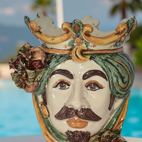ceramiche Caltagirone fatti a mano con testa di moro decorativa intagliata e dipinta a mano con corona e dettagli verde e oro
