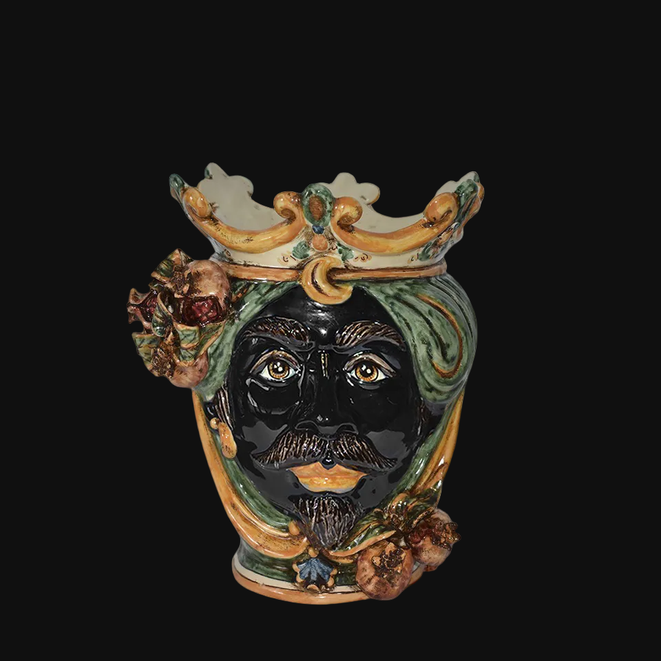 Testa di moro ceramica di Caltagirone fatti a mano con corona e decorazioni uniche su sfondo mare