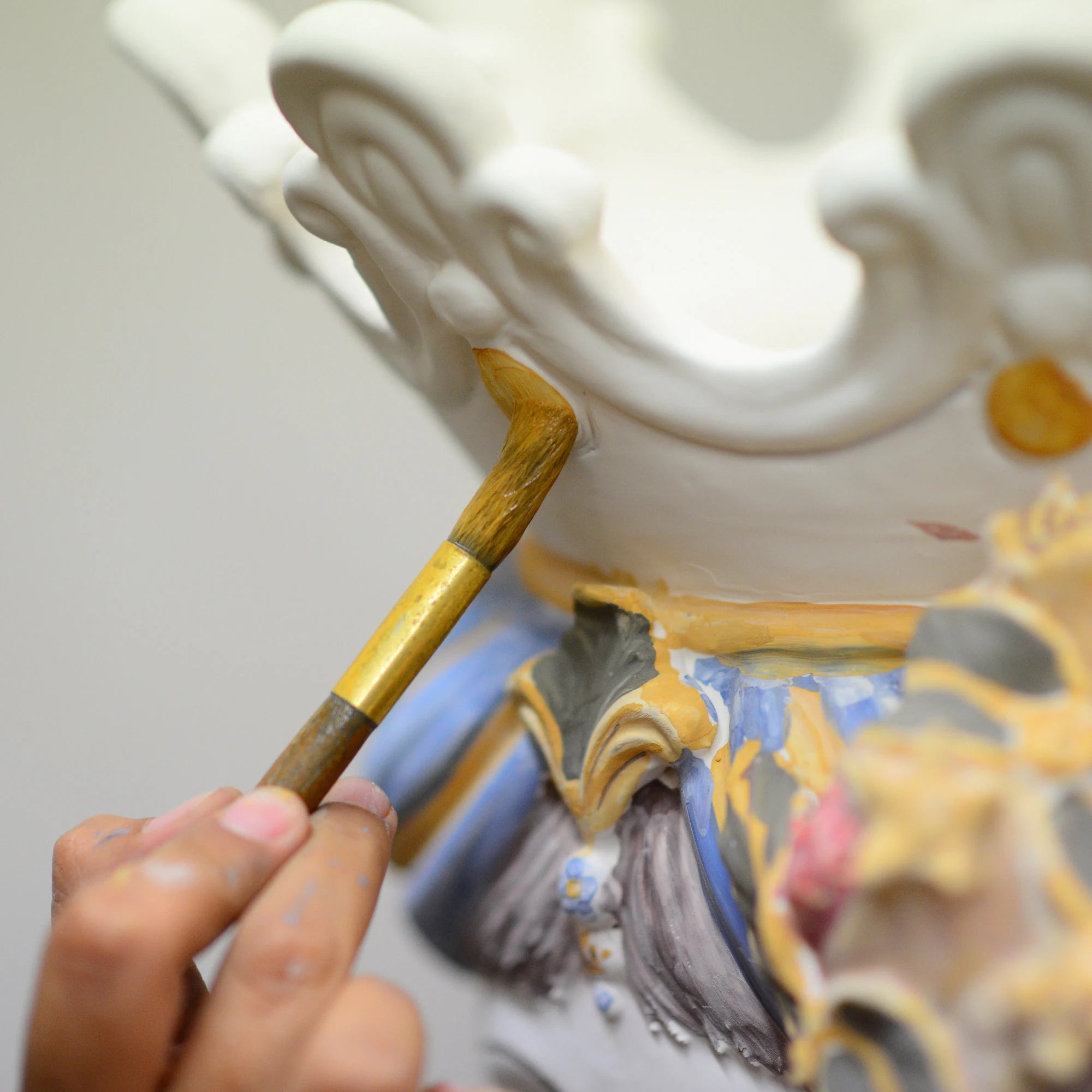 Testa h 40 melograni blu e arancio maschio bianco - Ceramiche di Caltagirone Sofia