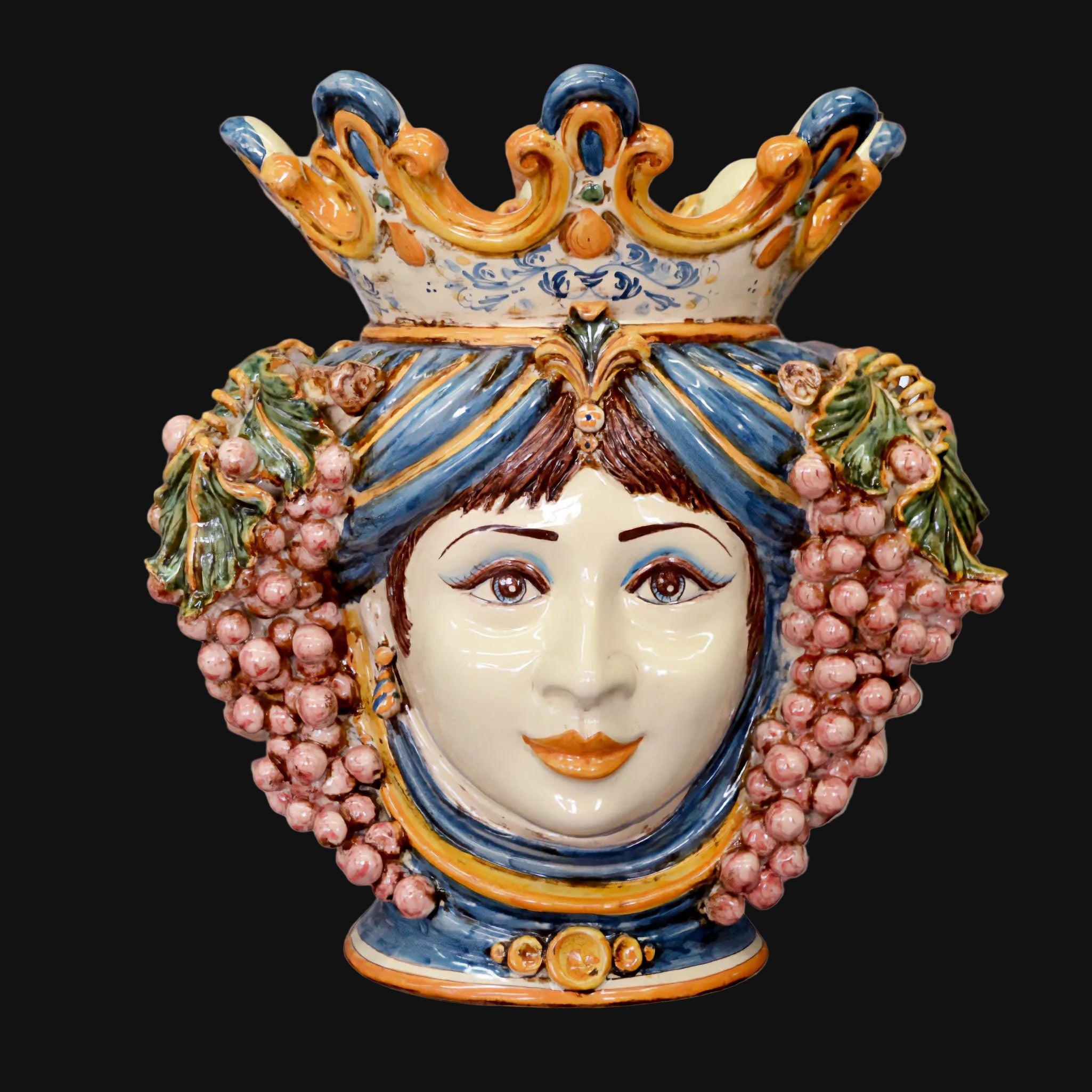 Testa di moro in ceramica di Caltagirone fatta a mano con decorazioni blu, gialle e grappoli d'uva rosa