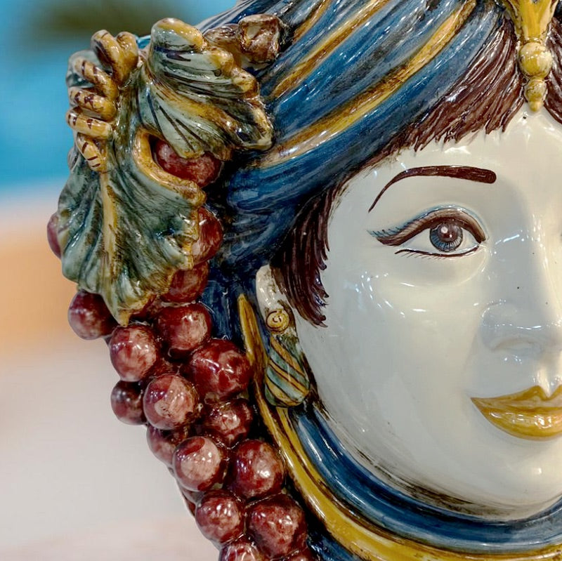 Ceramiche Caltagirone fatti a mano, testa decorativa con grappoli d'uva e dettagli colorati in ceramica