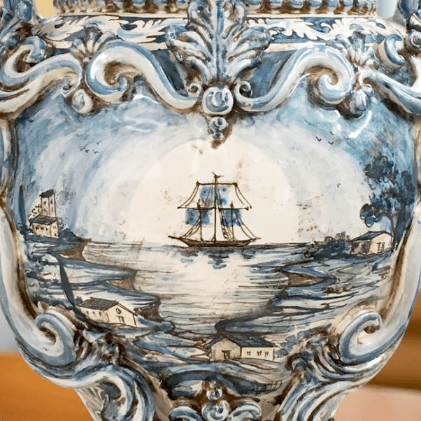 Vaso anfora h 40 c/greca rilievo ornato mono blu c/veliero - Ceramiche di Caltagirone Sofia