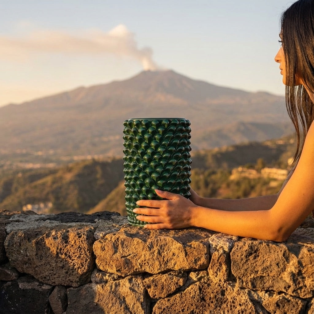 Vaso cilindro pigna di Caltagirone modellata a mano altezza 25 cm in verde antico