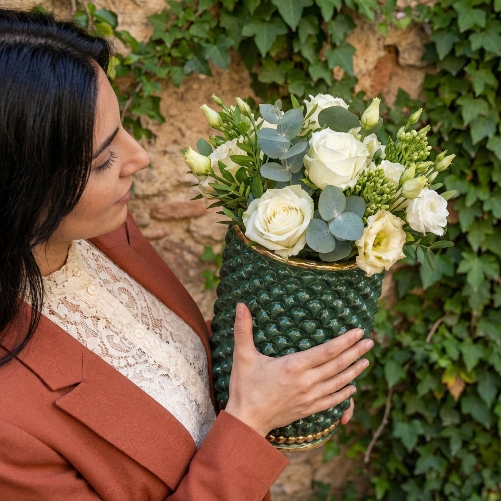 Vaso cilindro pigna modellata a mano in verde e oro - Ceramiche di Caltagirone Sofia