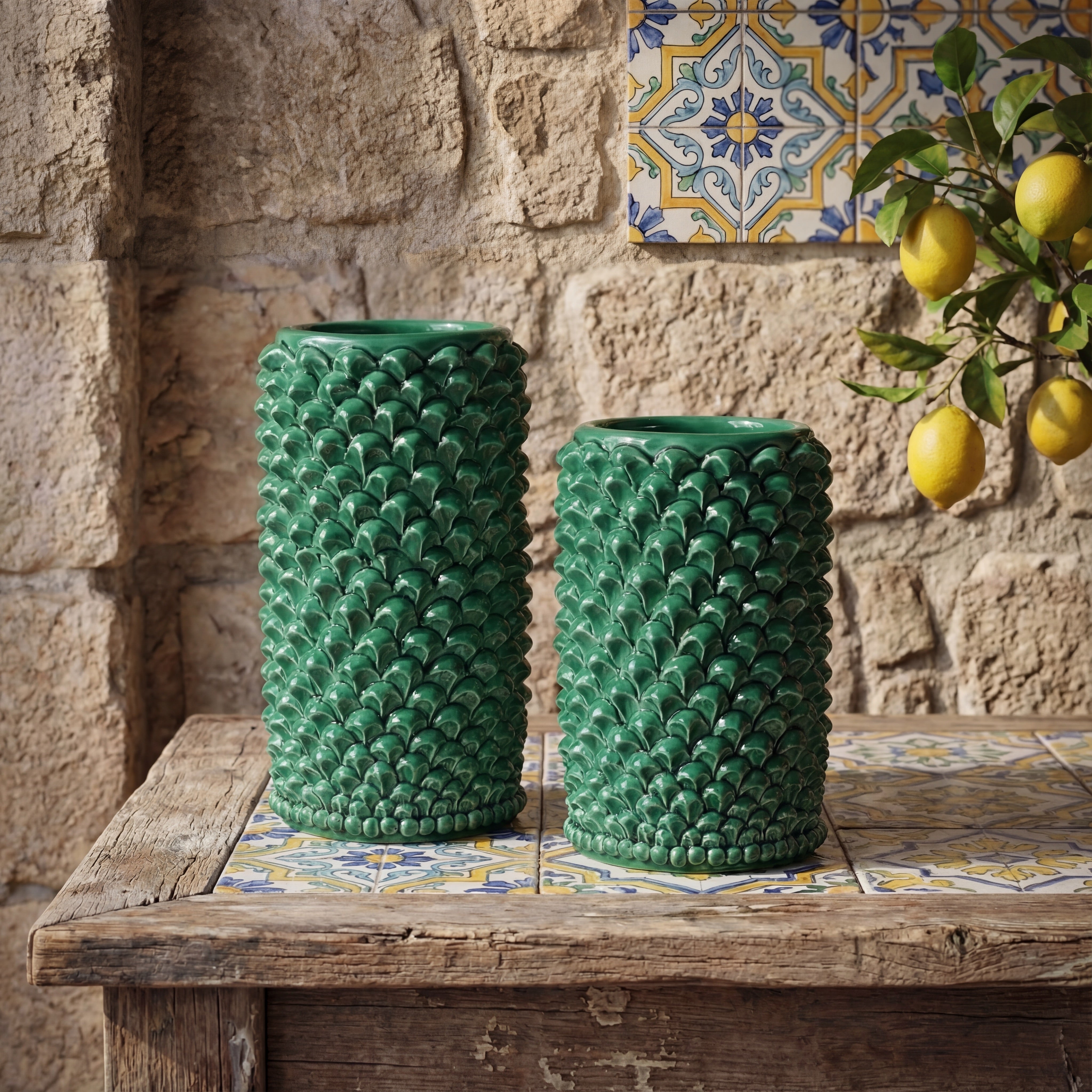 Vaso Pigna cilindro modellata a mano in verde smeraldo - Ceramiche di Caltagirone Sofia