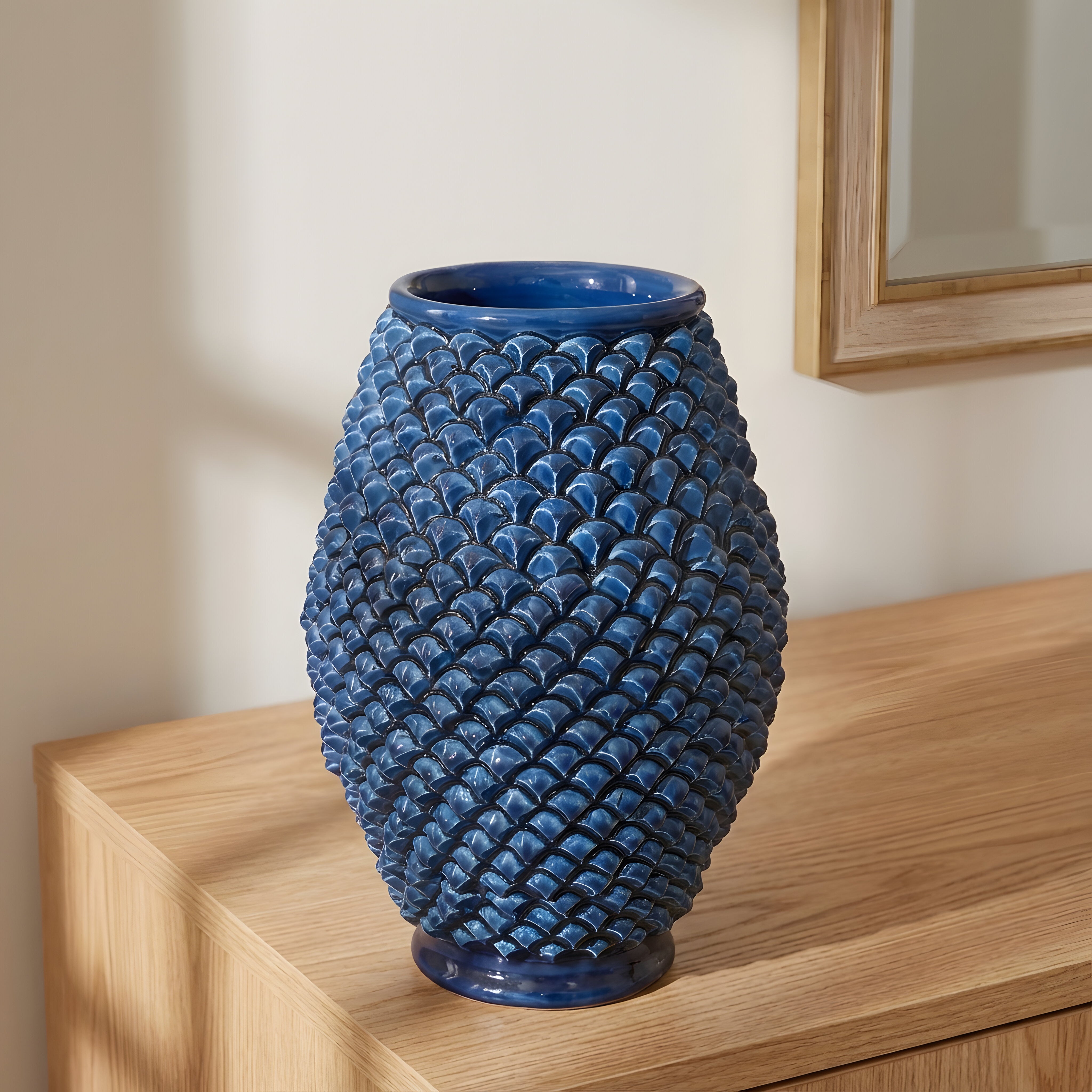 Vaso blu ceramiche Caltagirone fatti a mano con decoro a scaglie su mobile in legno