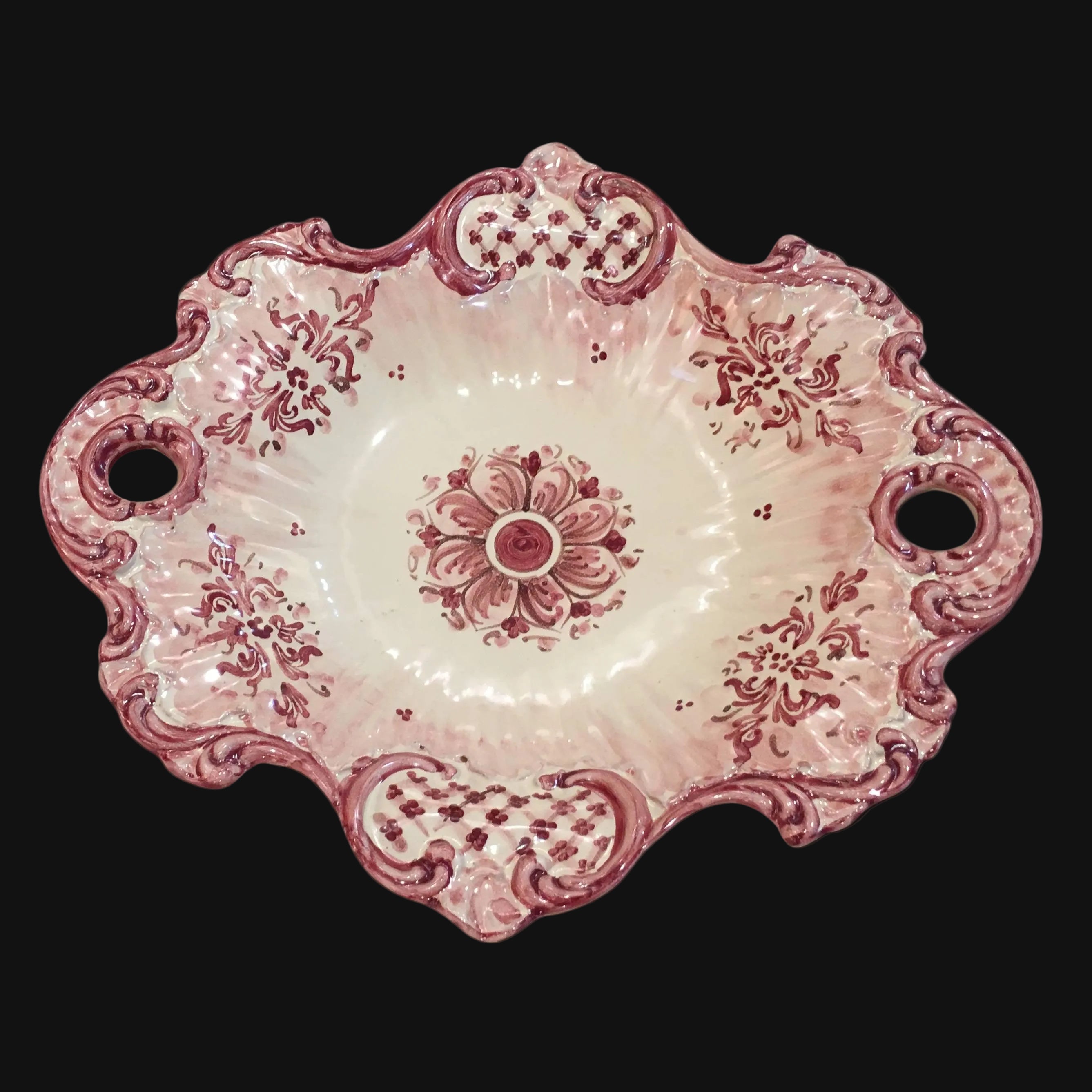 Ceramiche di Caltagirone fatti a mano con decoro floreale rosso e bordi lavorati, stile tradizionale siciliano