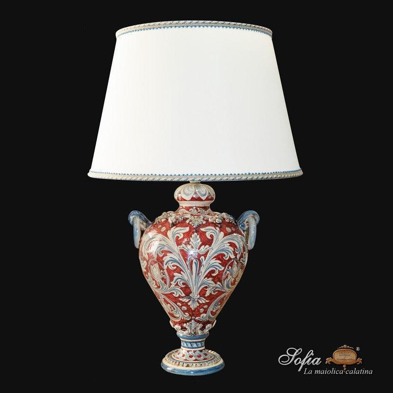 Lume ceramiche Caltagirone fatti a mano con decoro blu bordeaux, stile tradizionale.