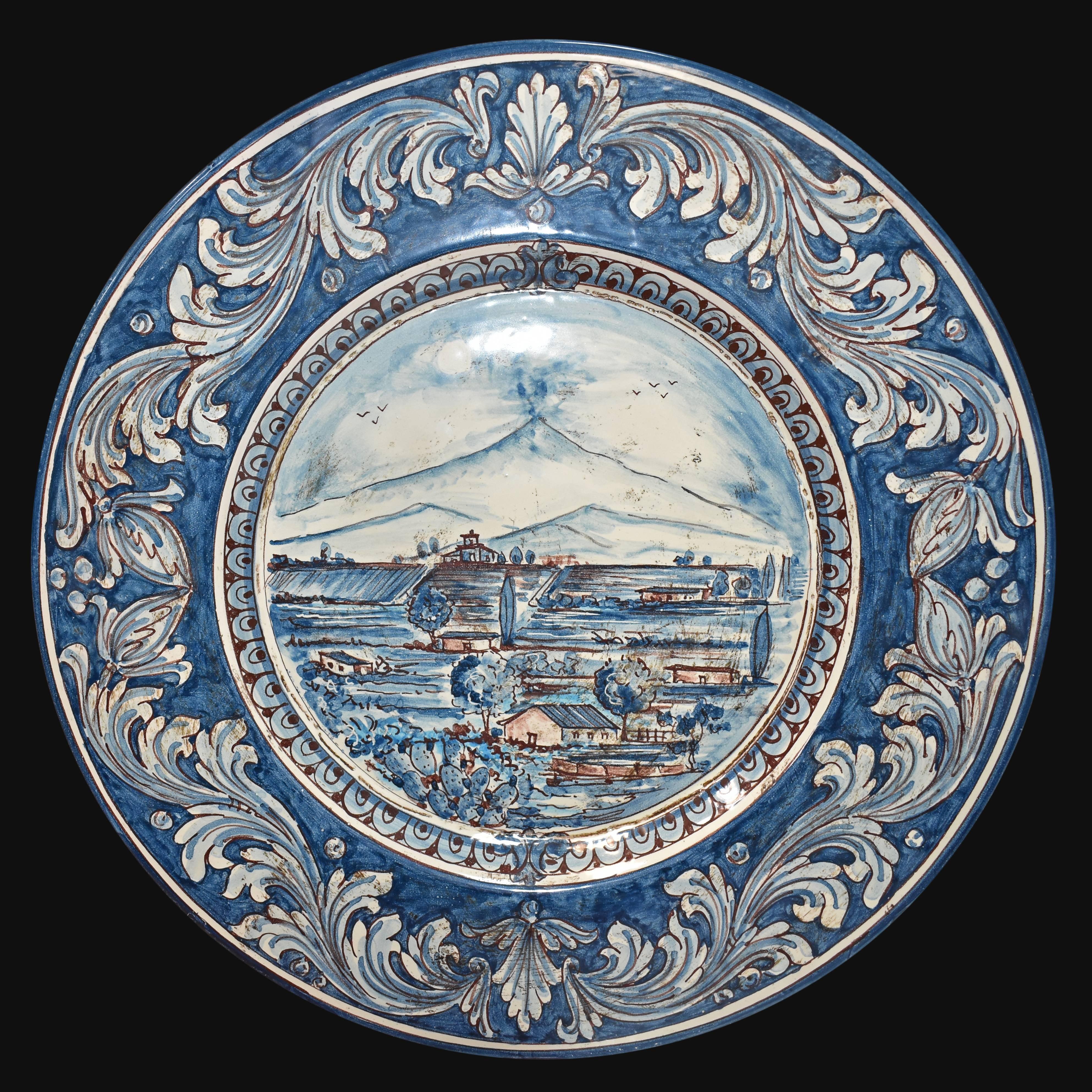 Piatto cappello prete Ø 35/40 con paesaggio Etna ornato mono blu in ceramica di Caltagirone - Ceramiche di Caltagirone Sofia