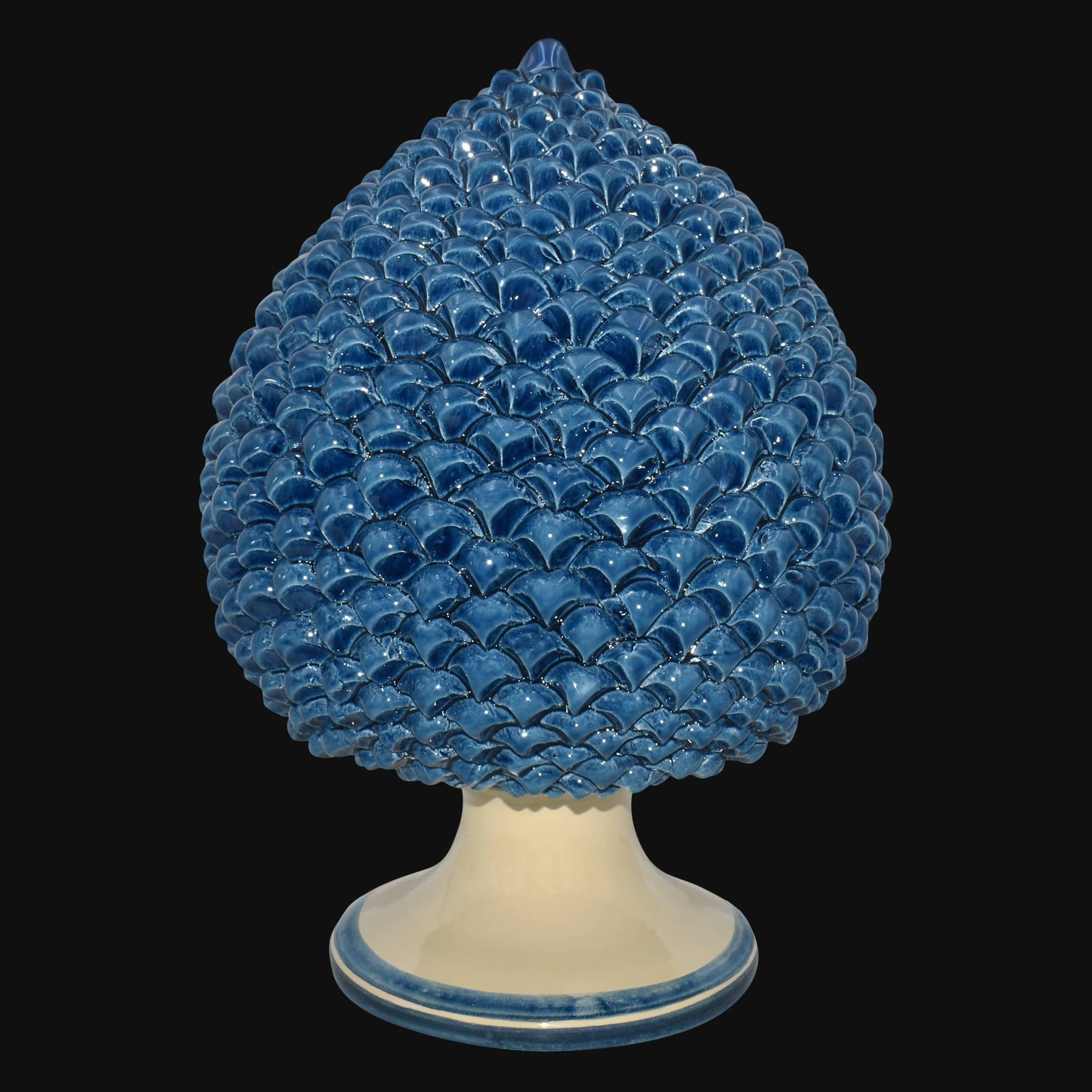 Pigna blu in ceramica di Caltagirone fatti a mano, su base chiara, artigianato siciliano