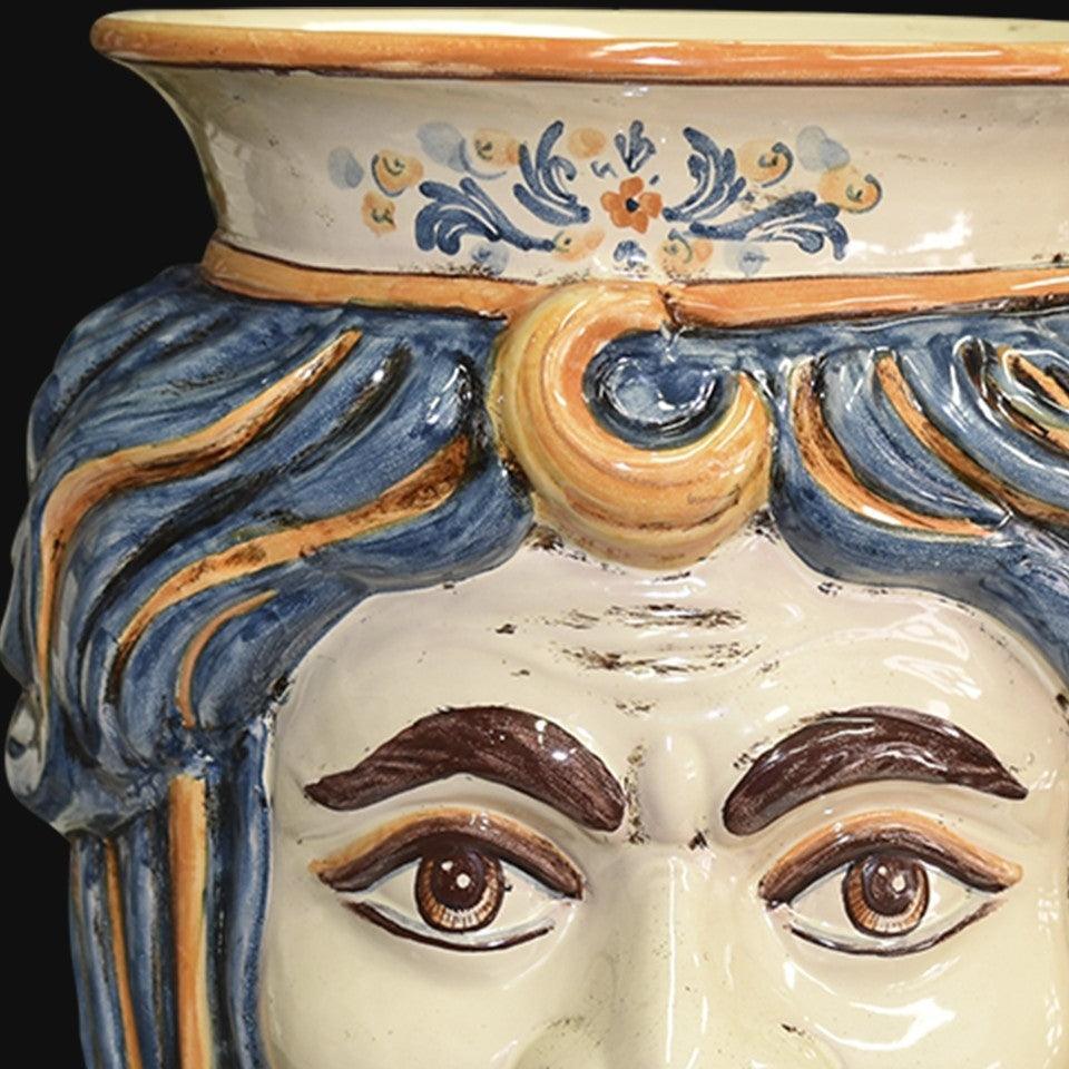 Ceramiche di Caltagirone fatti a mano con volto decorato e dettagli blu e ocra