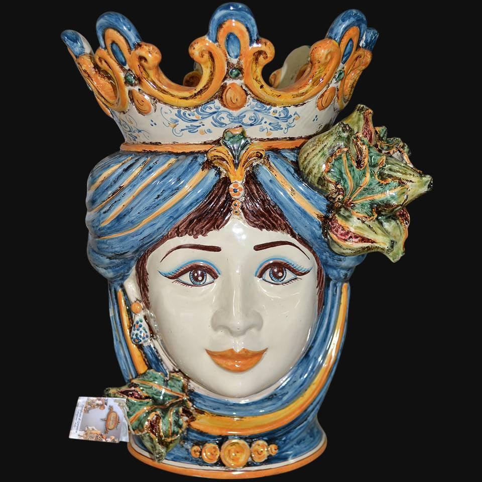 Ceramiche di Caltagirone fatti a mano: testa femminile con corona e fiori, arte tradizionale siciliana