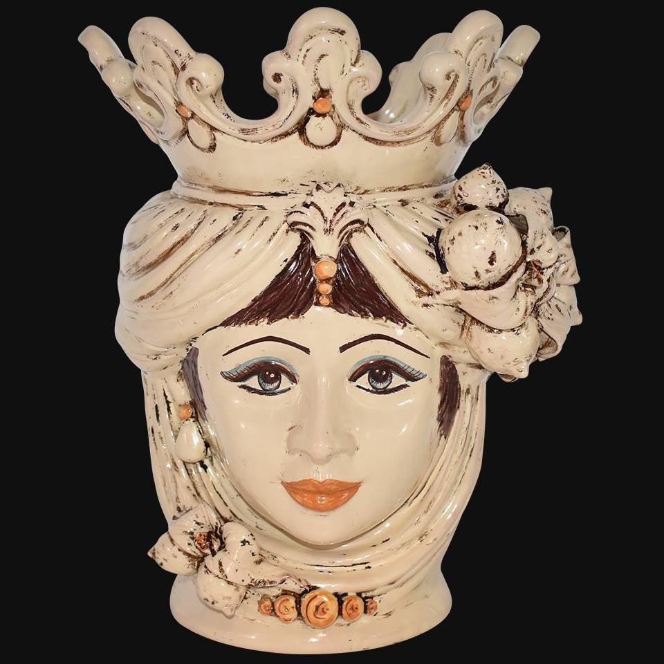 Ceramiche di Caltagirone fatti a mano: testa femminile con corona e dettagli colorati, arte tradizionale siciliana.