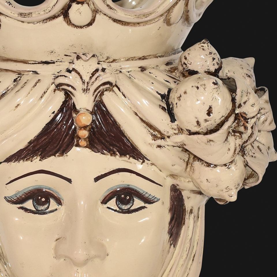 Ceramiche di Caltagirone fatti a mano con volto femminile e dettagli decorativi
