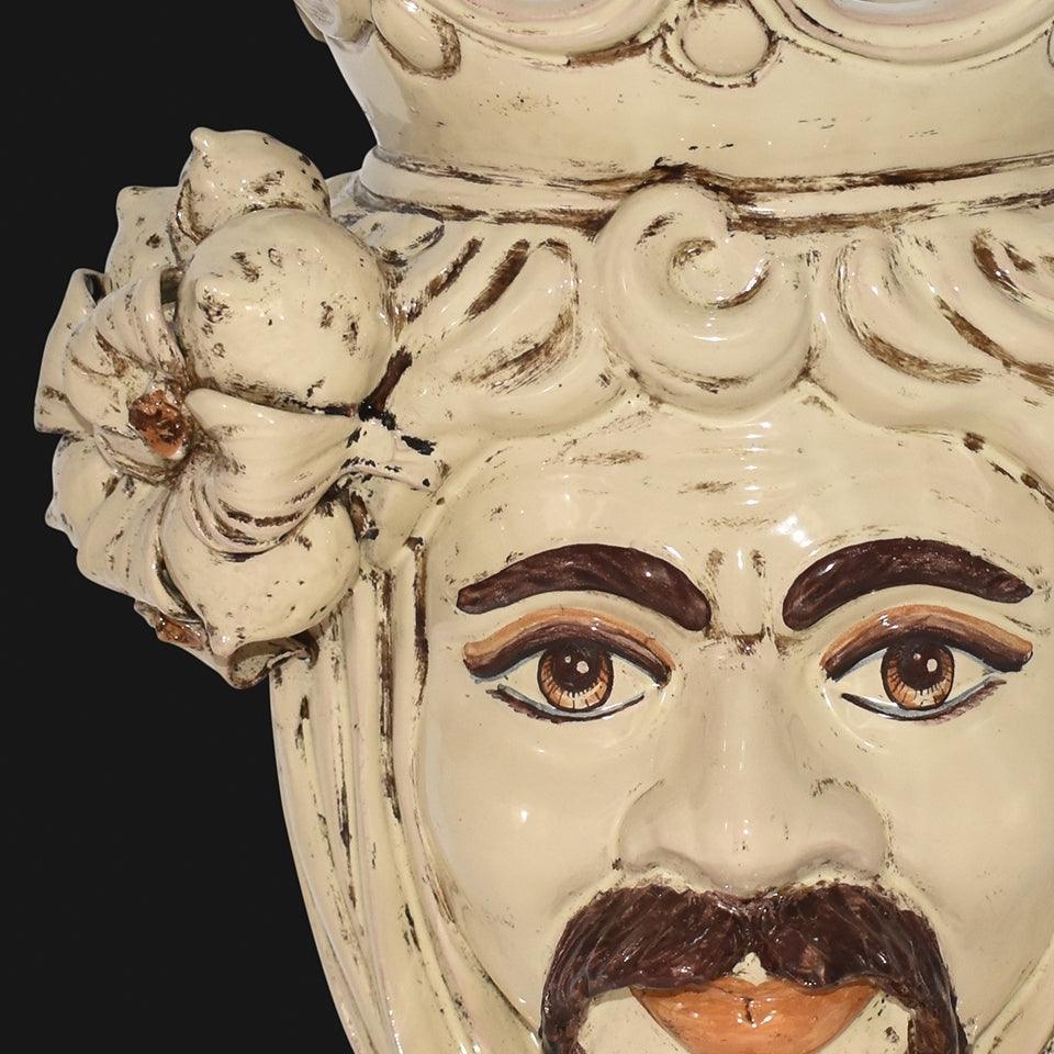 Ceramiche di Caltagirone fatti a mano con volto barbuto e fiore laterale, stile tradizionale siciliano